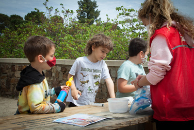 L'educadora explica l'activitat