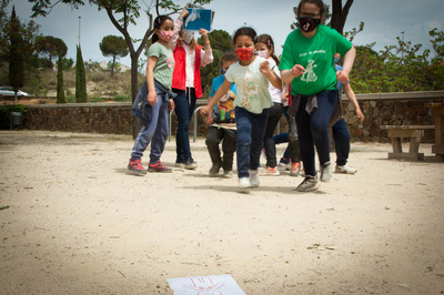 Els nens i nenes participen en l'activitat