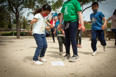 Els nens i nenes participen en l'activitat