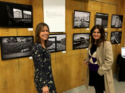 Rosa Funtané i Gemma Calvet a la inauguració de l'exposició de fotos de Kim Manresa