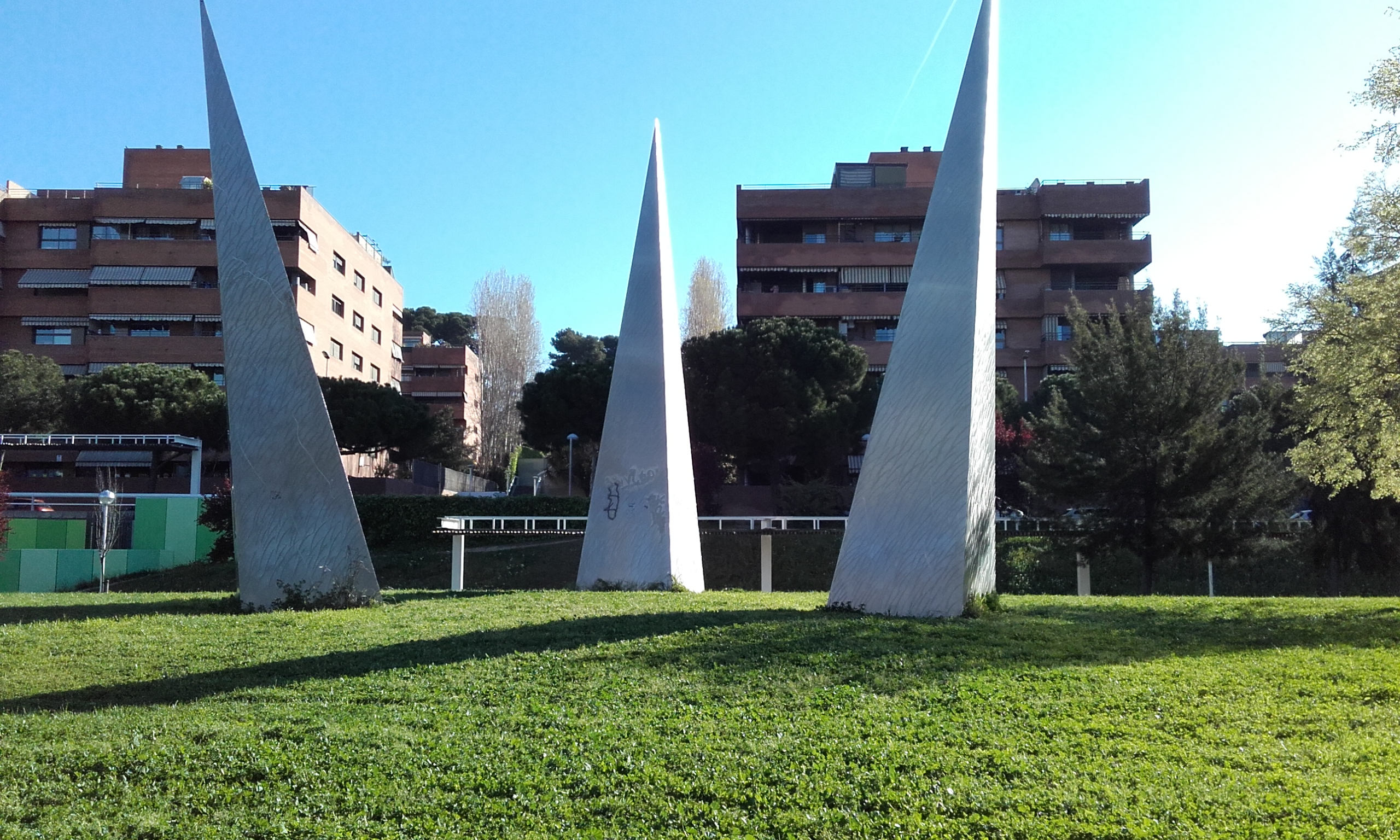 Escultura Espai per a la pau de Ricard Vaccaro
