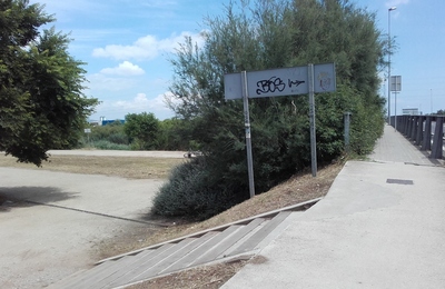 Entrada al parc del Riu pel pont de Mercabarna