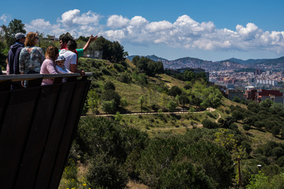 Un grup de persones al mirador del parc