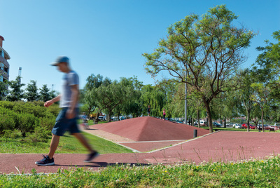 Persona caminant al parc