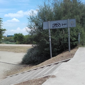 Entrada al parc del Riu pel pont de Mercabarna