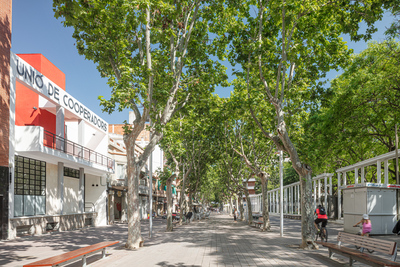 Carrer i façana de l'equipament