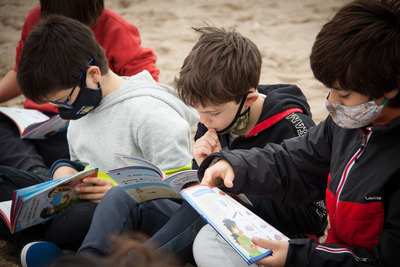 Els escolars miren el quadern de l'activitat