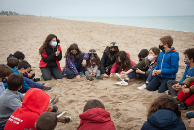 Grup d'escolars escoltant l'activitat