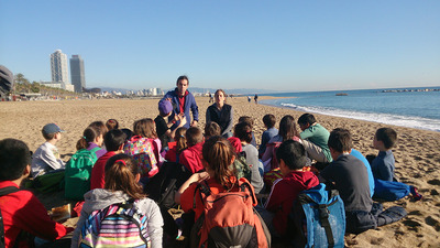 Alguns dels participants de l'activitat a la platja