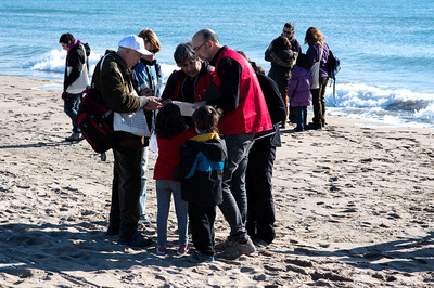 Alguns dels participants de l'activitat a la platja