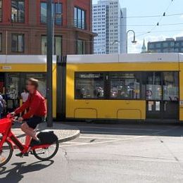 Carrer amb tramvia i ciclista