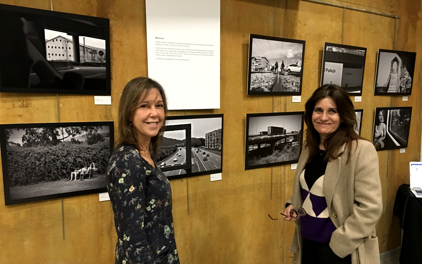 Rosa Funtané i Gemma Calvet a la inauguració de l'exposició de fotos de Kim Manresa
